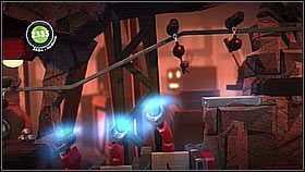 Nad strefą wieloosobową jest mała półka z kratką - tutaj także ukryto przedmioty - Bum za zeta (2) | Fabryka lepszego jutra | LittleBigPlanet 2 - LittleBigPlanet 2 - poradnik do gry