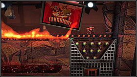 Odchodzimy kawałeczek od zbiornika z lawą i gdy druga prasa zacznie się podnosić wskakujemy na wyższą część taśmy produkcyjnej - szybko biegniemy w prawo - Przetwarzanie śmieci | Fabryka lepszego jutra | LittleBigPlanet 2 - LittleBigPlanet 2 - poradnik do gry