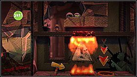 Poniżej znajduje się kolejna zgniatarka - najpierw zbieramy przedmiot u góry po prawej - Przetwarzanie śmieci | Fabryka lepszego jutra | LittleBigPlanet 2 - LittleBigPlanet 2 - poradnik do gry