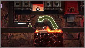 Żeby dostać się do rury pod zgniatarką musimy ukryć się we wnęce po lewej i poczekać aż platforma pojedzie do góry - Przetwarzanie śmieci | Fabryka lepszego jutra | LittleBigPlanet 2 - LittleBigPlanet 2 - poradnik do gry