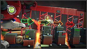 Ósmy przedmiot jest za dwoma mostami, które opuszczamy chwytając się gąbek Musimy wskakiwać po coraz większych stosach skrzynek - Gdakanie zasad | Fabryka lepszego jutra | LittleBigPlanet 2 - LittleBigPlanet 2 - poradnik do gry