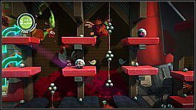 Dziewiąty przedmiot dostaniemy skacząc dalej po skrzyniach - w końcu zamienią się one na skocznie, a z drugiej wybijemy się po bańkę - Gdakanie zasad | Fabryka lepszego jutra | LittleBigPlanet 2 - LittleBigPlanet 2 - poradnik do gry