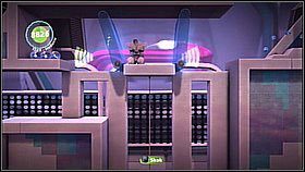 Aby skorzystać z windy trzeba zepchnąć z niej niebezpieczną kulkę - Akademia Arcygroźnych Armat Avalona | Avalonia | LittleBigPlanet 2 - LittleBigPlanet 2 - poradnik do gry