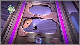 Później pszczoła przyspieszy, [1] a perspektywa zmieni się (będziemy lecieć do góry, a nie w prawo) [2] - sprawa jest o tyle łatwiejsza w tym fragmencie poziomu, że przeszkody nie będą tak skomplikowane jak wcześniej i nie musimy martwić się o przedmioty (nie będzie żadnych do zebrania) - Lot w paszczę lwa | Avalonia | LittleBigPlanet 2 - LittleBigPlanet 2 - poradnik do gry