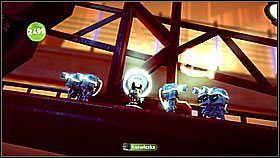 Nie zapominamy o przedmiotach znajdujących się na prawo od zniszczonego miotacza (dostaniemy je ze skoczni) i nad nim (powinniśmy dostać je z pomocą pszczół) - Gdzie jest Avalon Centryfuga | Kosmos | LittleBigPlanet 2 - LittleBigPlanet 2 - poradnik do gry