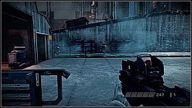 Dobiegnij do budynków i sprzętu po przeciwległej stronie placu i okrążaj okolicę chowając się za nimi - Infiltracja Stahl Arms (2) | Opis przejścia Killzone 3 - Killzone 3 - poradnik do gry