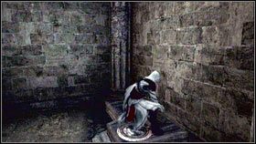Przesuwając się po ścianie w lewo, znajdziesz trzeci mechanizm [1], a po prawej czwarty [2] - Legowiska Romulusa (7) | Zadania poboczne Assassins Creed Brotherhood - Assassins Creed: Brotherhood - poradnik do gry