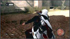 Gdy podejdzie do drewnianej taczki [1], podbiegnij do niego, a następnie dźgnij w plecy [2] - Sekwencja 4 - Kryjówka Złodziei (1) | Opis przejścia AC Brotherhood - Assassins Creed: Brotherhood - poradnik do gry