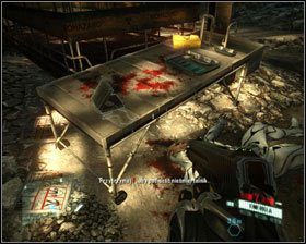 Zaraz po rozpoczęciu gry w tym etapie, gdy podniesiesz broń i staniesz twarzą w kierunku zamkniętych na kłódkę drzwi, obróć się w prawo - Nieśmiertelniki (1) | Znajdźki w Crysis 2 - Crysis 2 - poradnik do gry