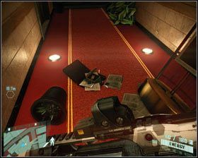 Po krótkiej przejażdżce windą znajdziesz się w korytarzu z czerwonym dywanem - Nieśmiertelniki (1) | Znajdźki w Crysis 2 - Crysis 2 - poradnik do gry