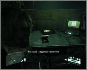 Kiedy po raz pierwszy spotkasz się z pułkownikiem Barcalyem i Natanem Gouldem, poczekaj aż odzyskasz kontrolę nad bohaterem, a potem obróć się w lewo - Nieśmiertelniki (2) | Znajdźki w Crysis 2 - Crysis 2 - poradnik do gry