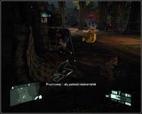 Kiedy znajdziesz się na gęsto obstawionym przez Cepidów placu przed iglicą, zejdź na dół po schodach do tunelu pod żółtymi budynkami EMAT - Nieśmiertelniki (2) | Znajdźki w Crysis 2 - Crysis 2 - poradnik do gry