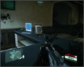 Po opuszczeniu punktu ewakuacyjnego trafisz na wielki plac z kilkupiętrowym budynkiem stojącym po jego drugiej stronie - Rozmowy Emailowe | Znajdźki w Crysis 2 - Crysis 2 - poradnik do gry