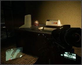 Po przejściu przez punkt kontrolny na początku misji, skręć od razu w lewo i wejdź do knajpy Sandwich Bar - Pamiątki z Nowego Jorku (2) | Znajdźki w Crysis 2 - Crysis 2 - poradnik do gry