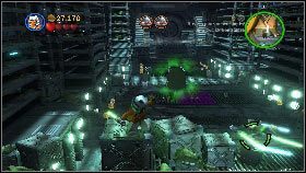 Kiedy ten będzie oszołomiony podbiegnij do niego i zaatakuj kilkakrotnie mieczem świetlnym [1], po czym jak najszybciej wskocz na znajdujące się na dole pojemniki, gdzie wróg nie będzie mógł cię dosięgnąć - Generał Grievous (2) | Tryb fabularny | LEGO Star Wars III The Clone Wars - LEGO Star Wars III: The Clone Wars - poradnik do gry