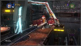 Wejdź do niego, nakieruj ramię na kawałek pociąg stojącego na szynach z lewej [1] i przetransportuj jego fragment na szyny bliżej ciebie [2] - Generał Grievous (3) | Tryb fabularny | LEGO Star Wars III The Clone Wars - LEGO Star Wars III: The Clone Wars - poradnik do gry