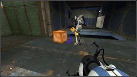 Żeby ją przyciągnąć do siebie, niech chudszy robot umieści pomarańczowy portal na panelu naprzeciwko pudła i wciśnie guzik odpowiedzialny za pomarańczowy żel - Rozdział 5 - Żele mobilności (4) | Tryb współpracy Portal 2 - Portal 2 - poradnik do gry