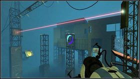 Przelatując między dziurami, maszyna trzymająca skrzynkę musi tak manipulować laserem, aby zniszczyć wszystkie stojące w okolicy wieżyczki - Rozdział 5 - Żele mobilności (3) | Tryb współpracy Portal 2 - Portal 2 - poradnik do gry