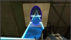 W kolejnym pomieszczeniu błękitny portal musi znaleźć się na końcu kładki [1], a granatowy na lewo od niego [2] - Rozdział 5 - Żele mobilności (1) | Tryb współpracy Portal 2 - Portal 2 - poradnik do gry