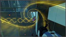 Po dotarciu na szczyt, niech grubszy robot postawi granatowa dziurę na suficie po prawej [1] - Rozdział 4 - Świetlna bariera (3) | Tryb współpracy Portal 2 - Portal 2 - poradnik do gry