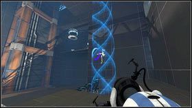 Na początku etapu gruby robot musi umieścić granatowy portal na podeście z prawej, a błękitny na końcu strumienia [1] - Rozdział 4 - Świetlna bariera (1) | Tryb współpracy Portal 2 - Portal 2 - poradnik do gry