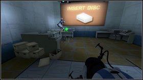 Czerwony robot powinien wykonać dokładnie to samo po drugiej stronie, ale będzie musiał robić to bardzo szybko, bo tworząc portal w innym miejscu zniszczy kładkę, na której stoi - Rozdział 3 - Świetlna bariera (4) | Tryb współpracy Portal 2 - Portal 2 - poradnik do gry