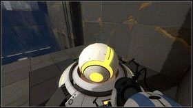 Kolejne co musi zrobić grubsza maszyna to dostać się po moście do wyjścia, obok którego stoi podest - Rozdział 3 - Świetlna bariera (1) | Tryb współpracy Portal 2 - Portal 2 - poradnik do gry