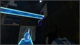 Gdy znajda się na miejscu, ponownie grubszy robot powinien stworzyć dziurę na ścianie po lewej [1] - Rozdział 3 - Świetlna bariera (1) | Tryb współpracy Portal 2 - Portal 2 - poradnik do gry