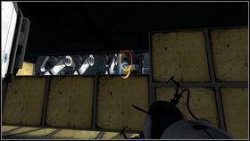 Jak teren będzie czysty, postaw niebieski portal na ścianie po prawej [1], a pomarańczowy za ogrodzeniem naprzeciwko pierwszej dziury [2] - Rozdział 4 - Niespodzianka (2) | Opis przejścia Portal 2 - Portal 2 - poradnik do gry