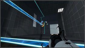 Jak znajdziesz się w pomieszczeniu testowym, stwórz niebieski portal na końcu świetlistego mostu [1], a pomarańczowy w rogu lokacji po lewej [2] - Rozdział 4 - Niespodzianka (2) | Opis przejścia Portal 2 - Portal 2 - poradnik do gry