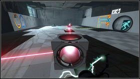 Po wejściu do pomieszczenia, chwyć skrzynkę z lustrami po prawej [1] i ustaw ją w ten sposób, żeby laser przechodziła przez dwa obracające się słupki [2] - Rozdział 3 - Powrót (3) | Opis przejścia Portal 2 - Portal 2 - poradnik do gry