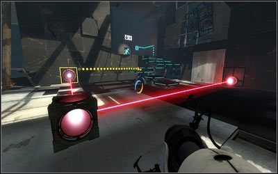 Żeby skierować laser w odpowiednim kierunku, przeskocz przez niego, a następnie ustaw skrzynkę naprzeciwko czarnego podestu (przecinając wiązkę) - Rozdział 2 - Zimny start (1) | Opis przejścia Portal 2 - Portal 2 - poradnik do gry