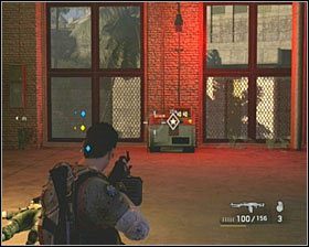 Pomieszczenie, do którego wejście oświetlone jest czerwonym światłem, obstawione będzie kolejnymi napastnikami - Fluid Dynamics | Opis przejścia SOCOM Polskie Siły Specjalne - SOCOM: Polskie Siły Specjalne - poradnik do gry