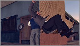 Jeżeli mimo wszystko nie potrafisz dogonić mężczyzny lub jeżeli nie chcesz powalać go na ziemię, to musisz kontynuować pościg, kierując się w stronę widocznego w oddali przejścia #1 - Case 12 - The Studio Secretary Murder (3) | Główne śledztwa w LA Noire - L.A. Noire - poradnik do gry