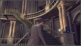 Zacznij od odbycia krótkiej rozmowy z tutejszym strażnikiem #1, który udzieli Wam krótkiej instrukcji odnośnie sposobu dotarcia do żyrandolu - Case 13 - The Quarter Moon Murders (1) | Główne śledztwa w LA Noire - L.A. Noire - poradnik do gry