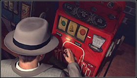 Przed Tobą nowa zagadka polegająca na użyciu automatu do gry do wylosowania trzech znaków, które muszą pokrywać się z rysunkiem z odnalezionej wcześniej kartki, czyli obiektu Strange doodle #1 - Case 14 - The Black Caesar (3) | Główne śledztwa w LA Noire - L.A. Noire - poradnik do gry