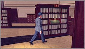 Możesz zaczekać aż pracownik doprowadzi Cię na miejsce, bądź też od razu skierować się w prawo #1 - Case 20 - A Polite Invitation (2) | Główne śledztwa w LA Noire - L.A. Noire - poradnik do gry