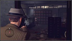 Wyważ teraz drugie drzwi #1, ALE gdy tylko do tego dojdzie ustaw się przy lewej ścianie, tak by nie znaleźć się w polu rażenia przeciwników - Pawnshop Holdup; Boxing Clever | Przestępstwa w LA Noire - L.A. Noire - poradnik do gry