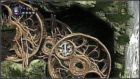 W pewnym momencie jedna osoba będzie musiała kręcić mechanizmem, aby przetransportować drugą dużymi kołami (gdy podjedziemy do pierwszego z nich bohater SI zajmie się kręceniem) - Pelegosto - opis przejścia | Skrzynia umarlaka | LEGO Piraci z Karaibów - LEGO Piraci z Karaibów - poradnik do gry