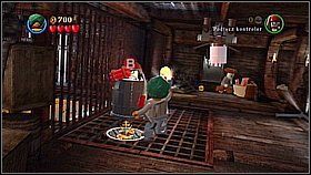 Wchodzimy na górę i biegniemy w lewo - uderzamy w beczkę przed kratami - Zemsta Królowej Anny - opis przejścia | Na nieznanych wodach - LEGO Piraci z Karaibów - poradnik do gry