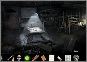 W tym celu (po wyjściu ze zbliżenia na biurko) zainteresuj się stojącym obok szkieletem - Metalowa skrzynka | Rozdział 2 | Black Mirror III - Black Mirror III - poradnik do gry
