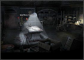 Skieruj się teraz do wiszącego przy drzwiach wyjściowych ekranu projekcyjnego - Metalowa skrzynka | Rozdział 2 | Black Mirror III - Black Mirror III - poradnik do gry