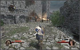 Potem przejdź przez bramę [1] i skręć w lewo kierując się w stronę czarnego rycerza [2] - Misja 18 - Dziedziniec zamkowy (1) | Opis przejścia The First Templar - The First Templar - poradnik do gry