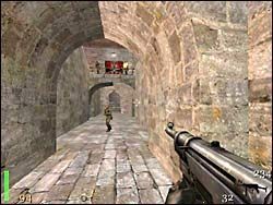 Na dziedzińcu załatwiamy przeciwników (uwaga na Niemca stojącego na murze po prawej stronie, który strzela do nas z mausera) i udajemy się do drzwi położonych najniżej - Mission 1: Part 2 | Solucja Return to Castle Wolfenstein - Return to Castle Wolfenstein - poradnik do gry