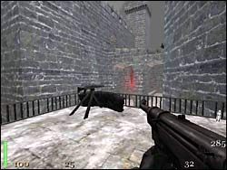 Na dziedzińcu załatwiamy wszystkich Niemców i przechodzimy, przez wrota, które teraz stoją otworem - Mission 1: Part 2 | Solucja Return to Castle Wolfenstein - Return to Castle Wolfenstein - poradnik do gry