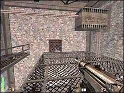 Szybem wentylacyjnym dotrzemy do dużego pomieszczenia z przewróconym stołem - Mission 1: Part 3 | Solucja Return to Castle Wolfenstein - Return to Castle Wolfenstein - poradnik do gry