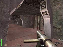 Gdy dotrzemy do wielkiego pomieszczenia z rozpadającym się mostem, musimy przez niego jak najszybciej przebiec, zanim opadnie w dół - Mission 3: Part 2 | Solucja Return to Castle Wolfenstein - Return to Castle Wolfenstein - poradnik do gry