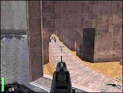 Przechodzimy teraz swobodnie przez tunel zabijając po drodze Niemców strzelających do nas z wyższej kondygnacji oraz tego, który obsługuje kolejny ciężki karabin maszynowy - Mission 3: Part 3 | Solucja Return to Castle Wolfenstein - Return to Castle Wolfenstein - poradnik do gry
