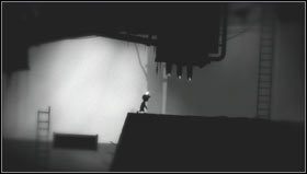 Gdy ponownie zaczniemy się poruszać w prawo przeskakujemy na drugą drabinę i czekamy, aż unoszący się poziom wody przyniesie ze sobą pływający kawałek rury, po którym będziemy mogli wyskoczyć na szczyt stromego zbocza [1] - Rozdział 18 | Opis przejścia Limbo - Limbo - poradnik do gry