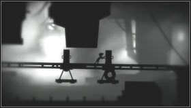 Gdy tylko naciśniemy przycisk przeskakujemy nad pierwszym słupem i spychamy platformę w lewo, by wtoczyła się na nią opona - Rozdział 26 | Opis przejścia Limbo - Limbo - poradnik do gry